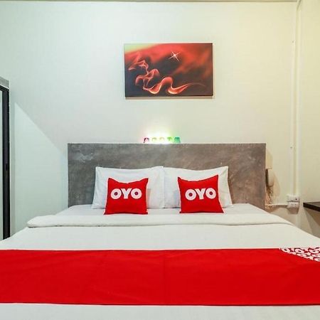Oyo 412 7 Days Hotel Чиангмай Экстерьер фото