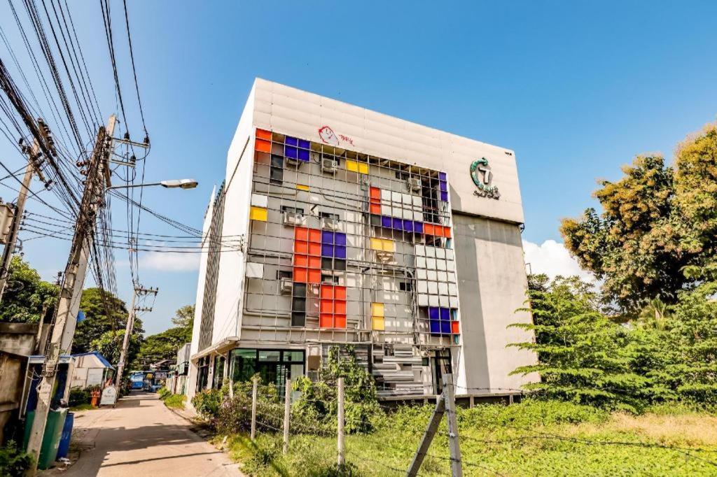 Oyo 412 7 Days Hotel Чиангмай Экстерьер фото