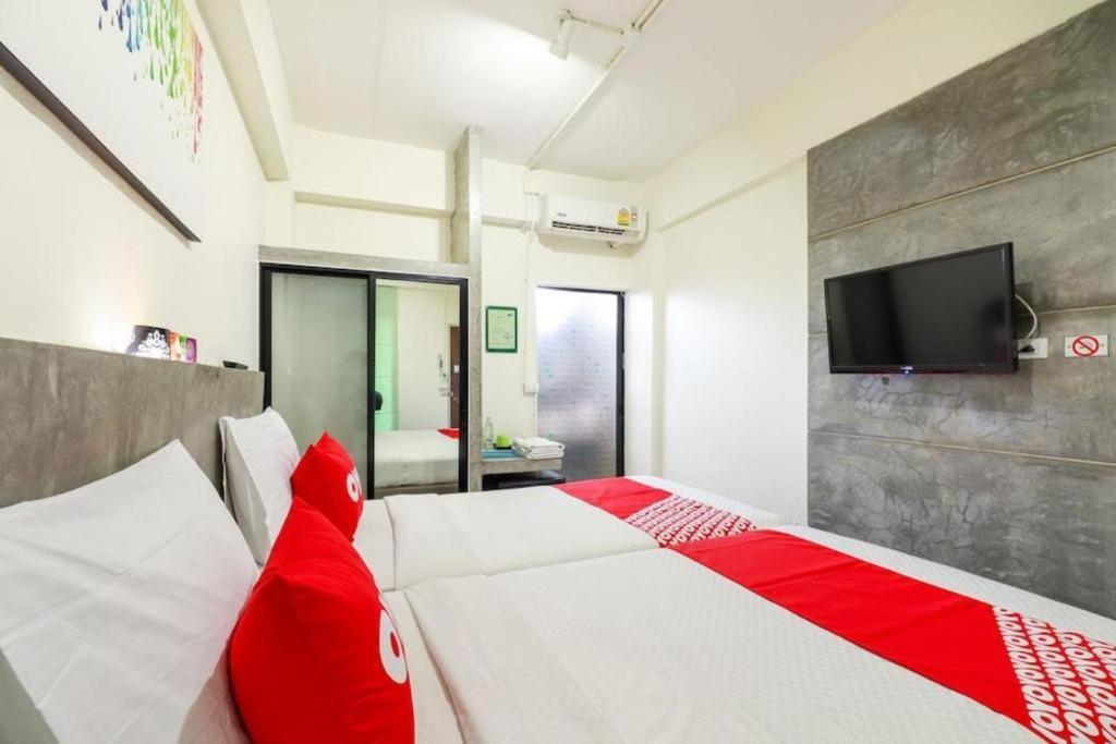 Oyo 412 7 Days Hotel Чиангмай Экстерьер фото